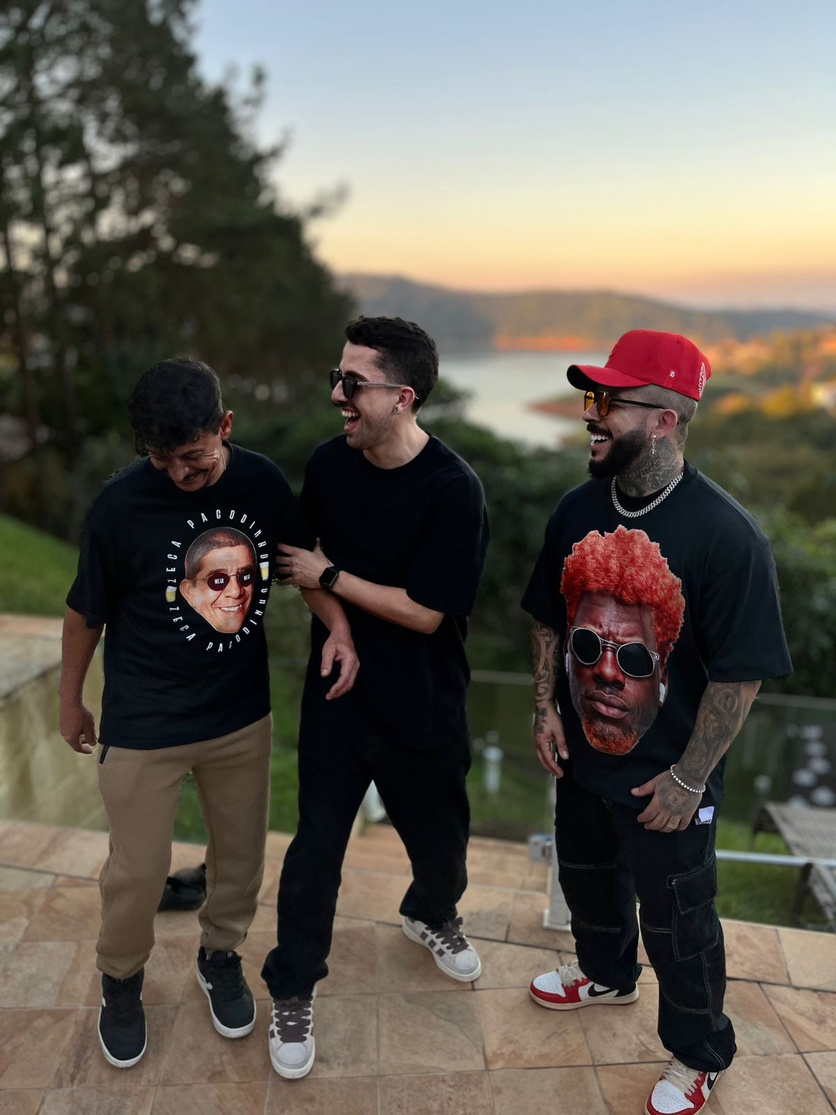 Integrantes do Pagode do BQB rindo juntos